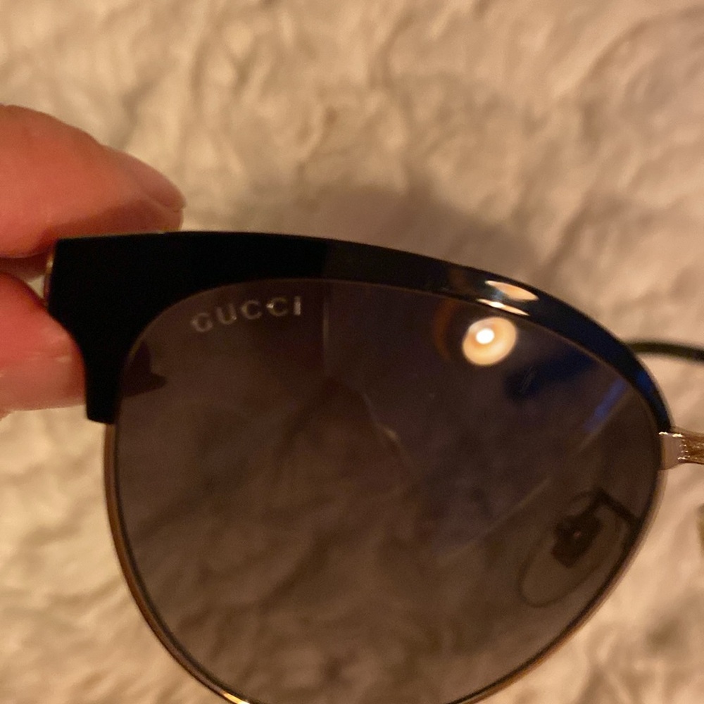 Gucci Women's Black and Gold Sunglasses Authentic - Picture 7 of 14